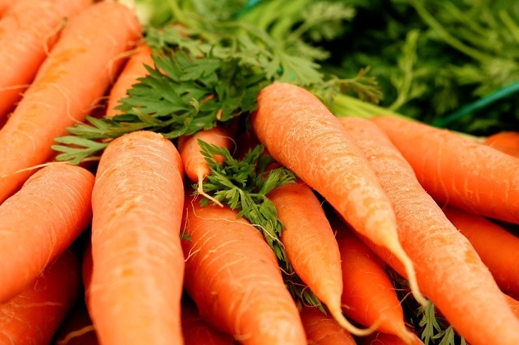Read more about the article Можно ли курам есть морковь?  Что тебе нужно знать