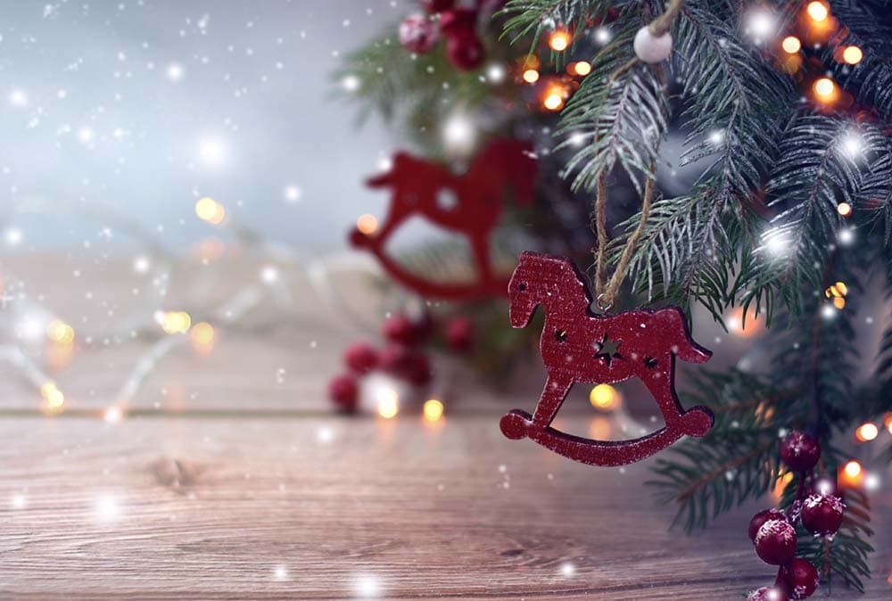 Рождественская композиция с деревянной игрушечной лошадкой-качалкой