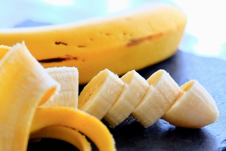 очищенный и нарезанный банан