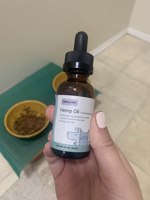 рука держит Anxious Pet Full Spectrum Hemp Oil