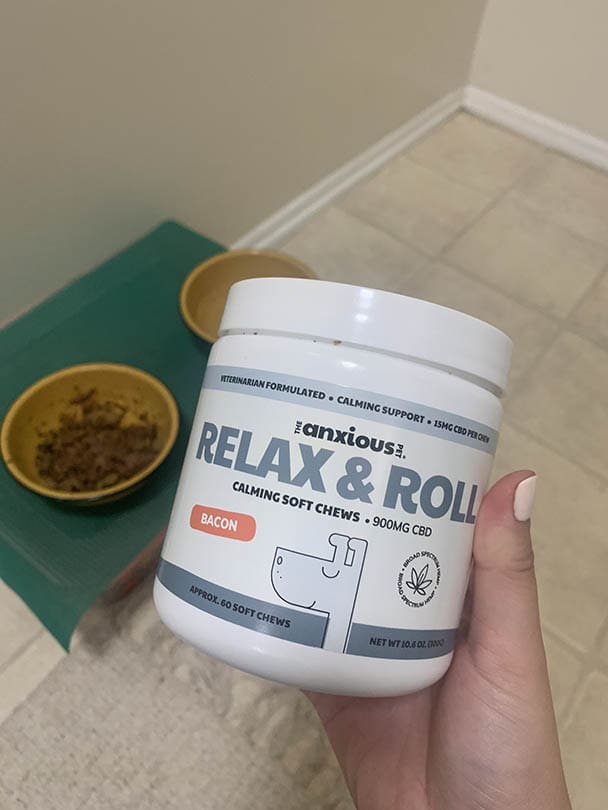 рука держит успокаивающие жевательные конфеты Anxious Pet Relax & Roll