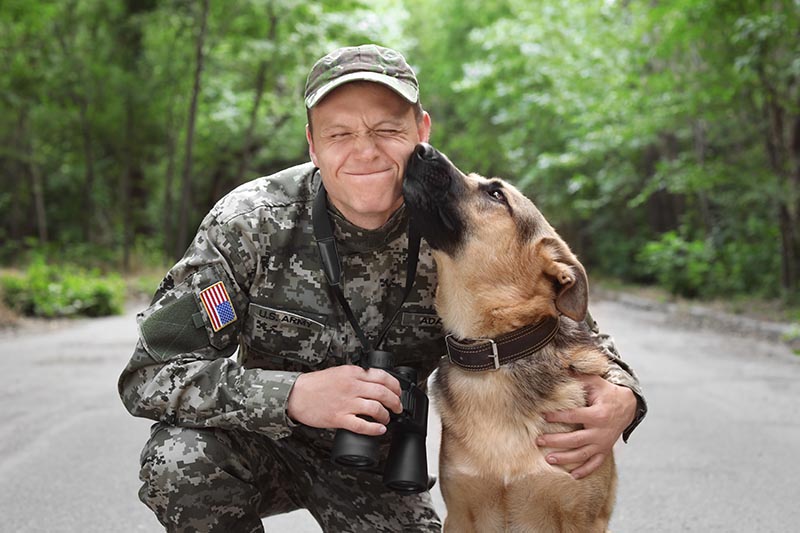 Человек в военной форме с немецкой овчаркой