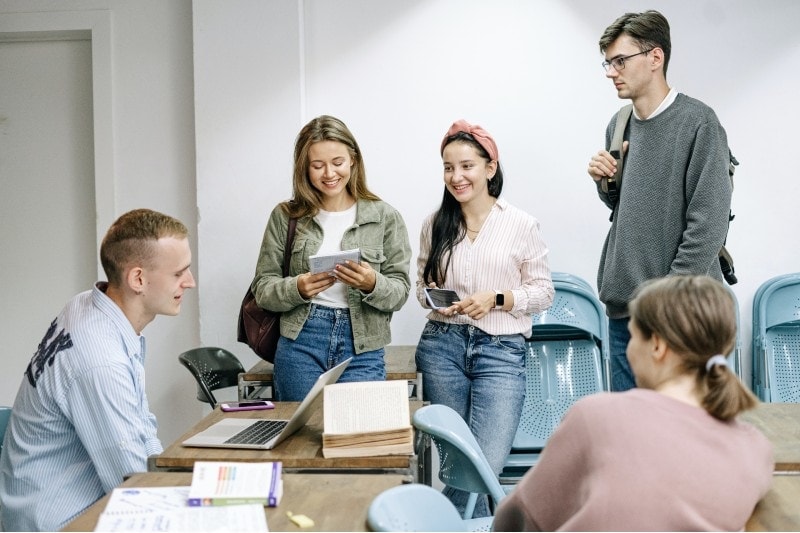 группа студентов беседует