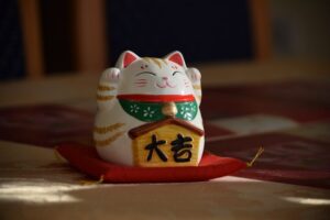 Read more about the article Манэки-нэко: японская машущая счастливая кошка (история и значение)