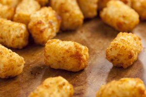 Read more about the article Могут ли собаки есть Tater Tots?  Удивительный ответ!