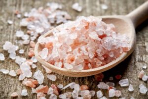 Read more about the article Каковы опасности использования каменной соли рядом с домашними животными?  (Ответ ветеринара)